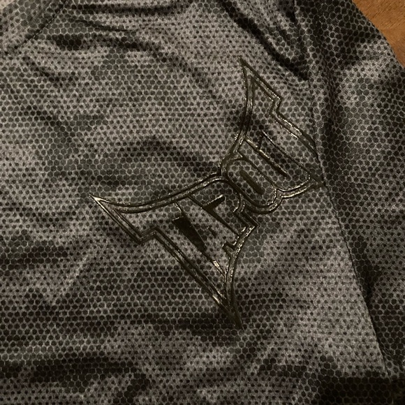 Men’s Size Large TapOut Black Camo Shirt - Picture 5 of 11